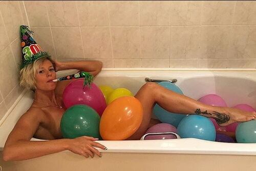 I 30 anni di Federica Pellegrini: festa in camera e foto sexy