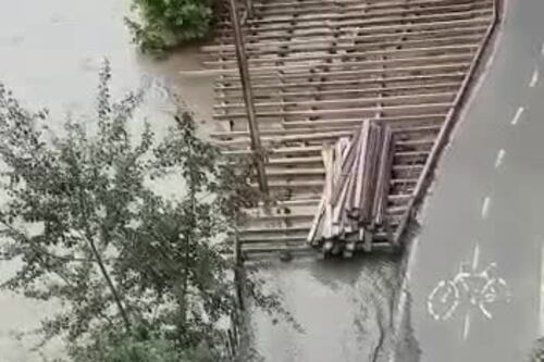Piena del Tevere, il fiume straripa e invade la ciclabile