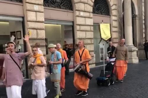 Salvini stregato dagli Hare Krishna: "Nella prossima vita..."