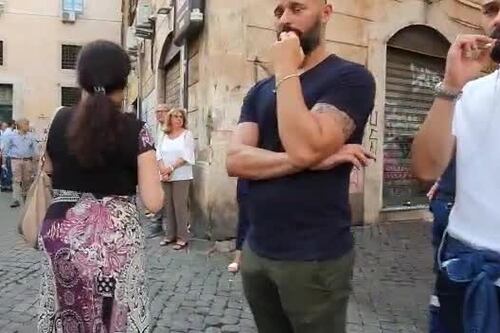 Una lunga fila silenziosa, l'omaggio di Roma a Mario