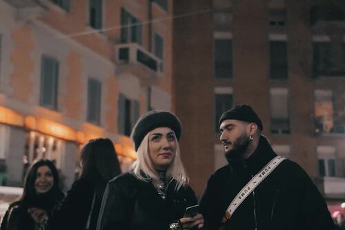 Videoproiezioni e bagno di folla, Coez lancia "È sempre bello"
