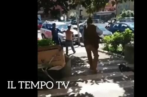 Val Melaina, i rom si prendono a bottigliate davanti al mercato