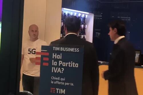 Folla in centro per Conte tra battute e qualche contestatore