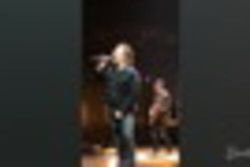Bono Vox resta senza voce. Saluta il pubblico e va via