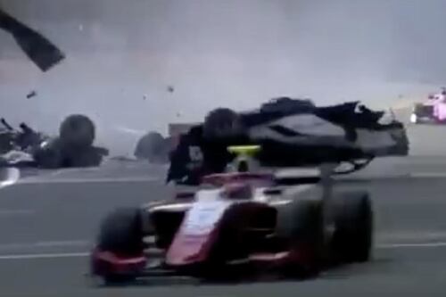 Morte in F2, la monoposto si ribalta poi lo schianto fatale