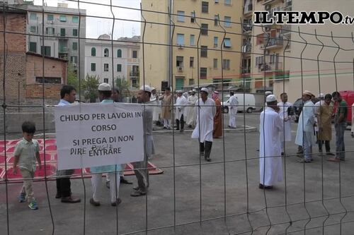 Preghiera in piazza, i musulmani invadono Roma