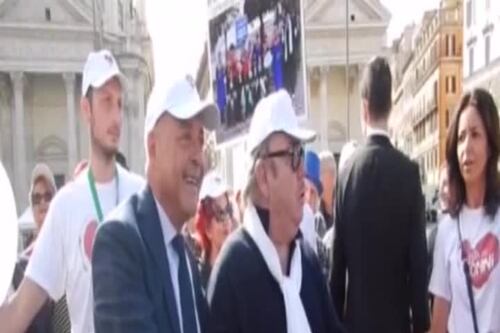 Nonno Libero "pizzicato" a piazza del Popolo