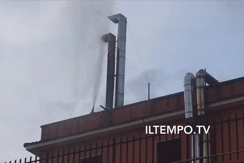 Ristorante va a fuoco: i clienti fuggono in strada