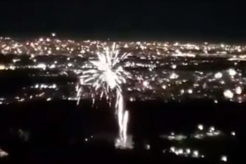 Botti, grave una donna colpita da un razzo. In tre perdono una mano. Incendi a Roma