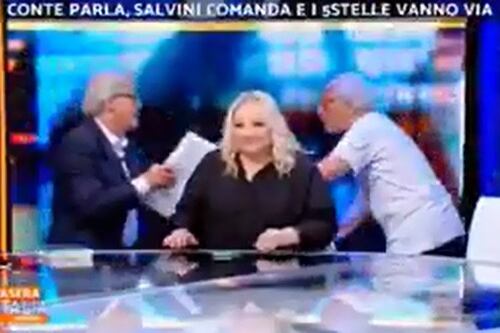 Sgarbi e Mughini se le danno in tv, rissa totale a Stasera Italia