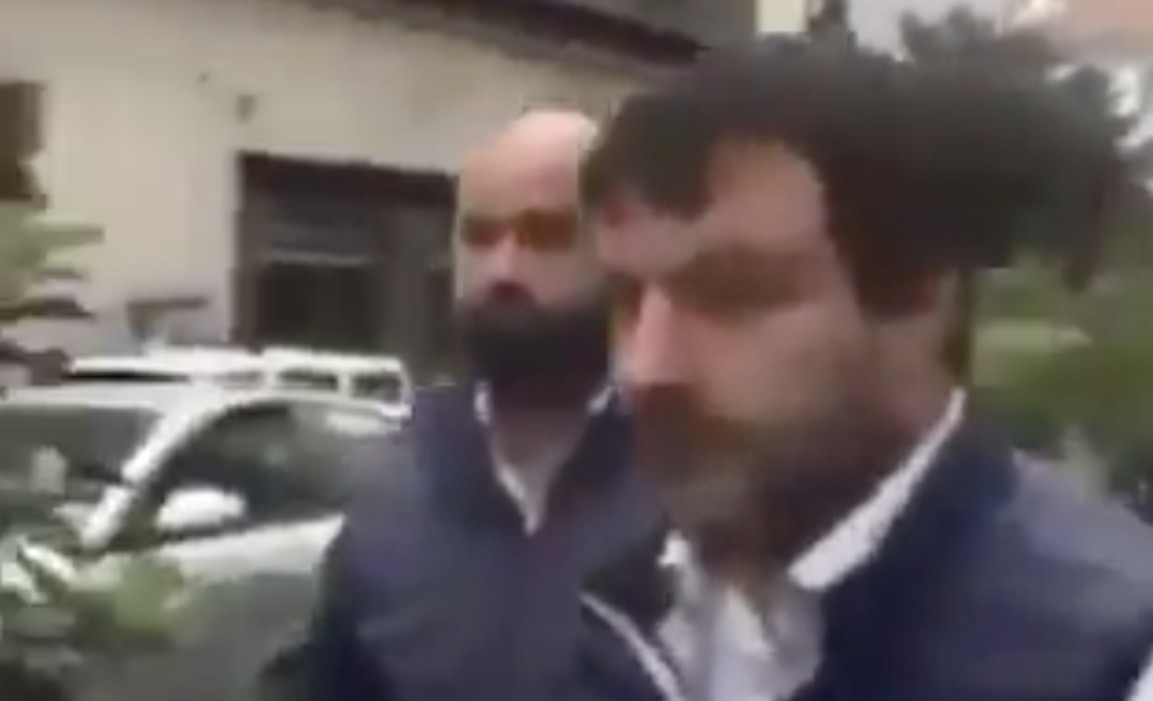 Insulti e parolacce poi si avventa su Salvini, la scorta evita il peggio