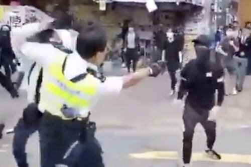 A Hong Kong è il caos. Poliziotto spara a un manifestante, il video choc