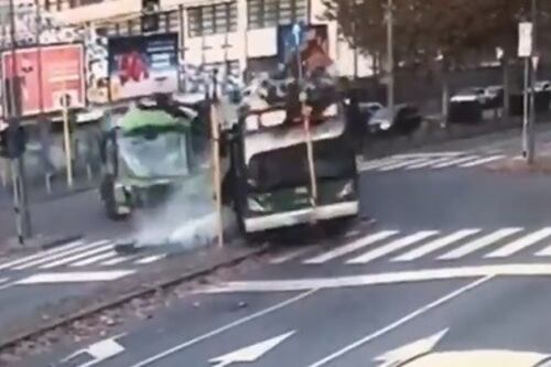 Filobus passa col rosso, schianto tremendo. Il video choc dell'incidente