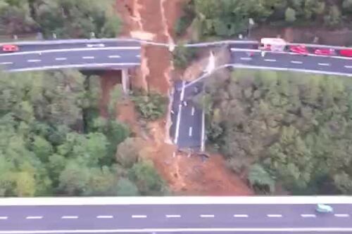 Il viadotto sull'autostrada crolla e la strada si spezza in due