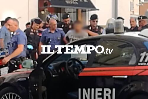 Inseguimento in centro tra i turisti, uomo bloccato a Montecitorio