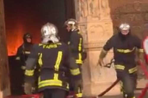 La lotta dei pompieri di Parigi contro le fiamme di Notre Dame