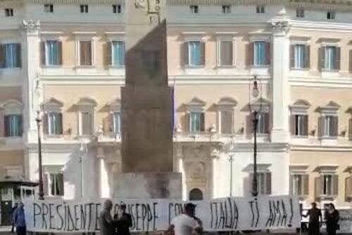 Ecco il rumeno "grillino". Cosa fa tutto solo in piazza per Conte