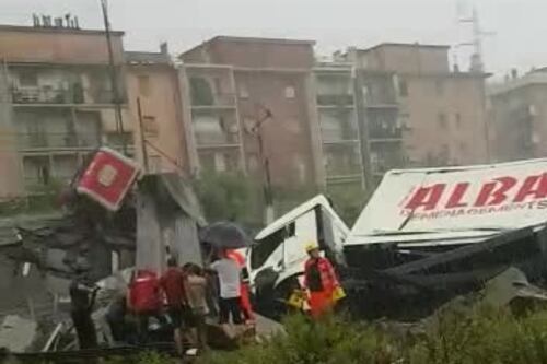 Ponte crollato, si scava tra le macerie nella pioggia battente
