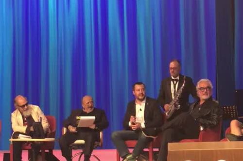 Matteo Salvini canta Albachiara. E la replica di Vasco è un caso