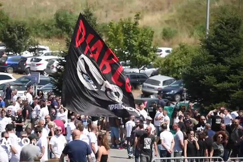 Cori, fumogeni e saluti romani ai funerali di Diabolik