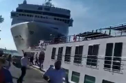 Panico sul molo, turisti in fuga: la maxi-nave travolge tutto