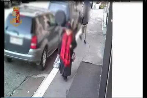 Rompe il femore all'anziana per rubarle la borsa. Preso baby-rapinatore rom