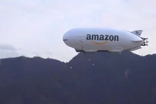 Il pacco arriva dal cielo: il dirigibile Amazon scatena i social