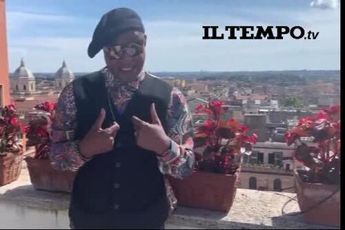 Leee John degli Imagination vola sui tetti di Roma