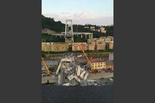 Genova, sul ponte a un passo dal baratro: ecco il video choc