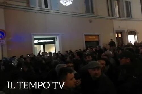 Gli Ncc "assediano" la Camera, tensioni a piazza Colonna