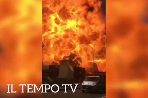 Le immagini choc: l'esplosione in diretta e il boato di una bomba